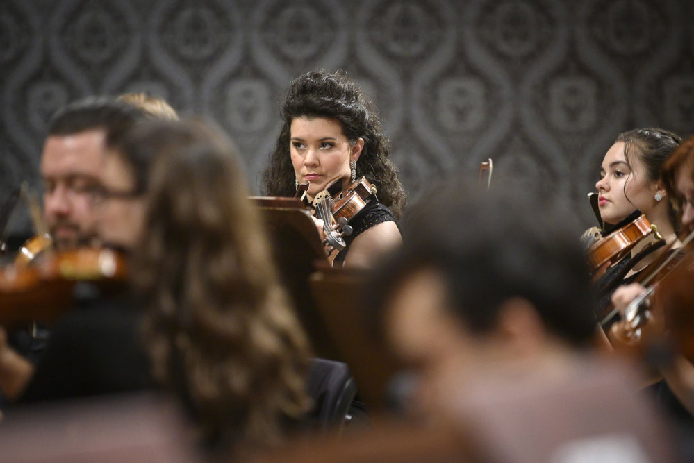 Benefiční koncert IV, sir Simon Rattle a Česká studentská filharmonie