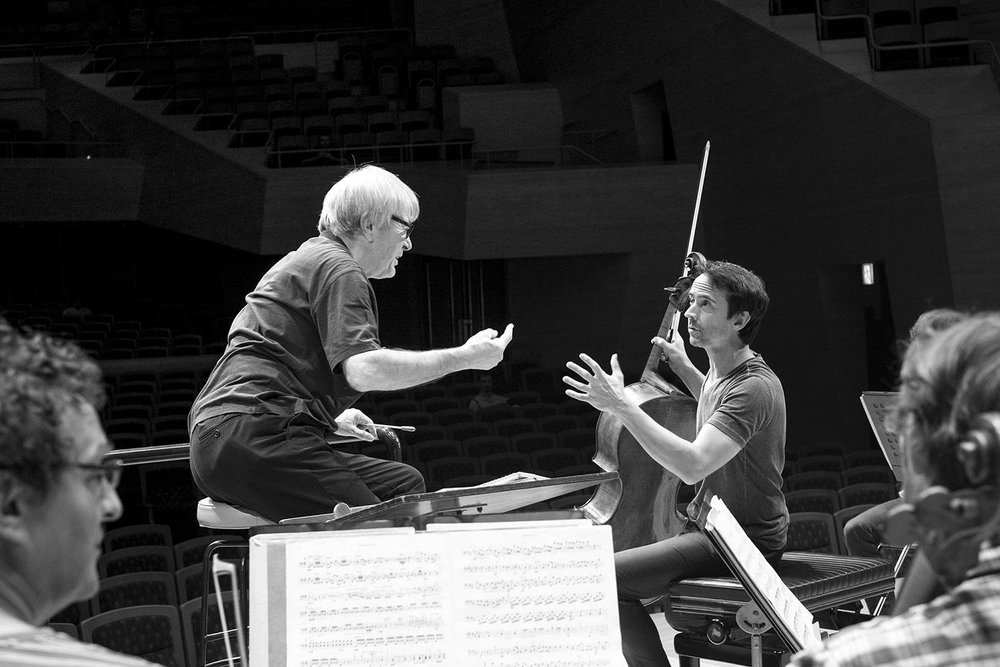 Petr Altrichter a jeden ze sólistů, violoncellista Jean-Guihen Queyras