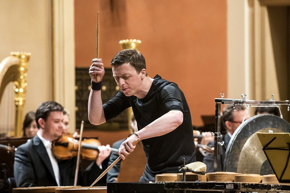 Martin Grubinger s Peterem Eötvösem a Českou filharmonií v roce 2016