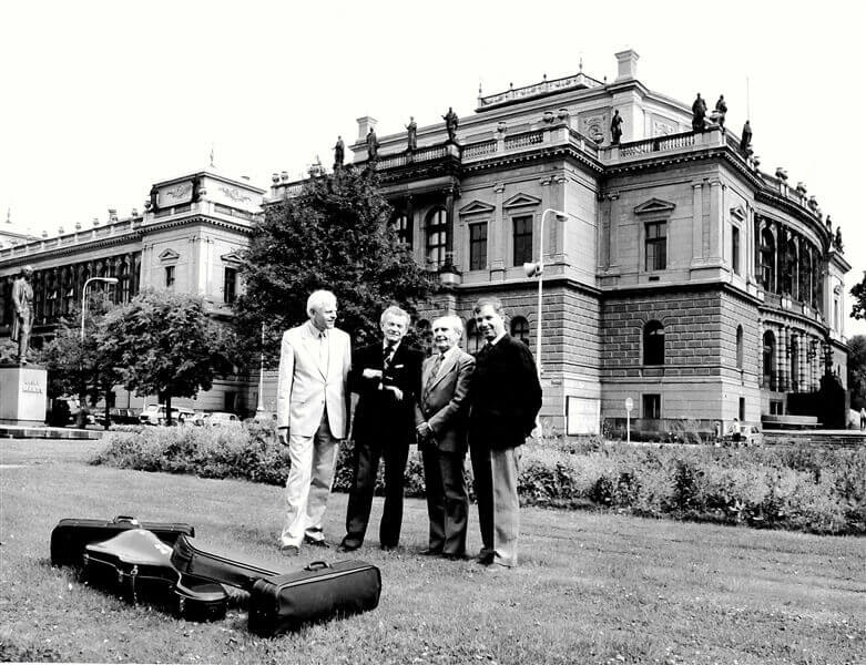 Smetanovo kvarteto u Rudolfina. Zleva: Milan Škampa, Antonín Kohout, Lubomír Kostecký a Jiří Novák