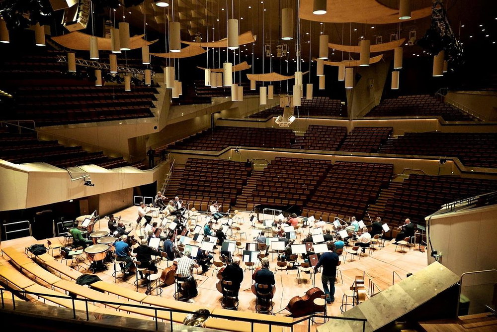 Hlavní sál berlínské filharmonie se zkoušející Českou filhamronií