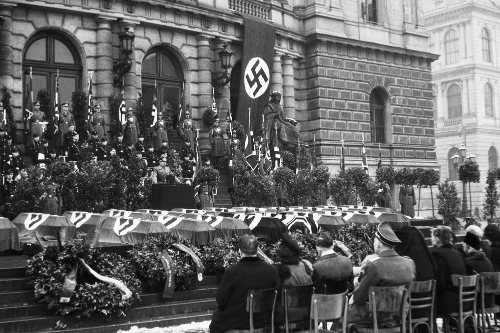 Smuteční tryzna za oběti spojeneckého leteckého útoku na Prahu ze 14. února 1945, která se konala 18. února před Rudolfinem na Mozartově náměstí.