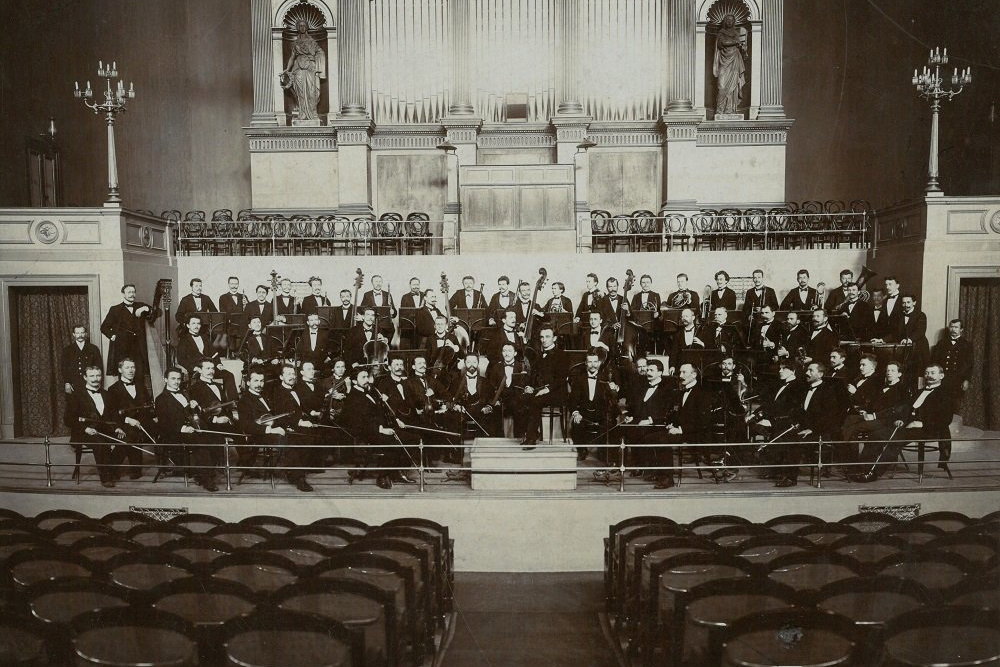 Nejstarší fotografie České filharmonie z&nbsp;roku 1902
