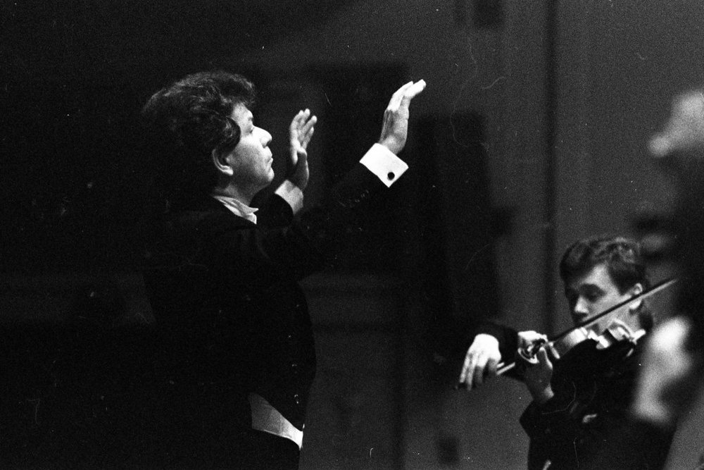 Jiří Bělohlávek diriguje abonentní koncert 16. listopadu 1989