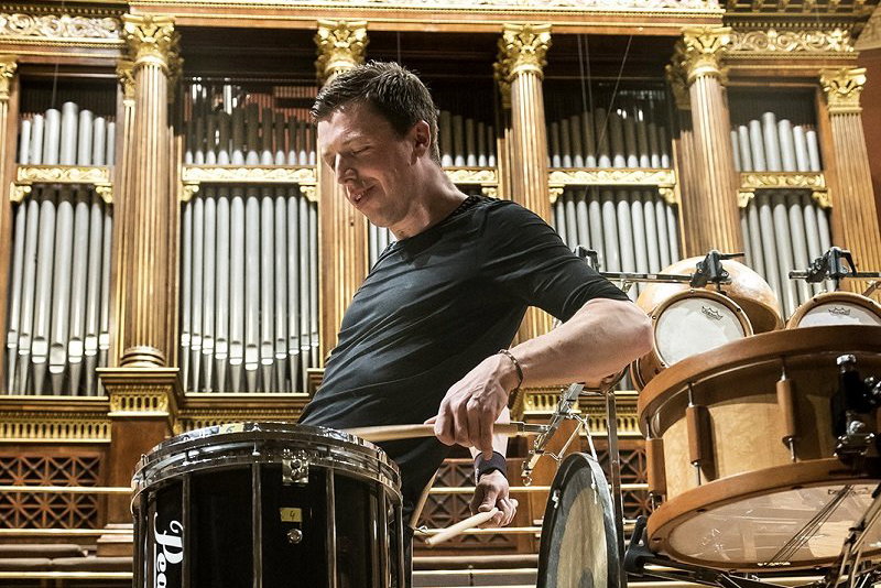 Martin Grubinger s Peterem Eötvösem a Českou filharmonií v roce 2016
