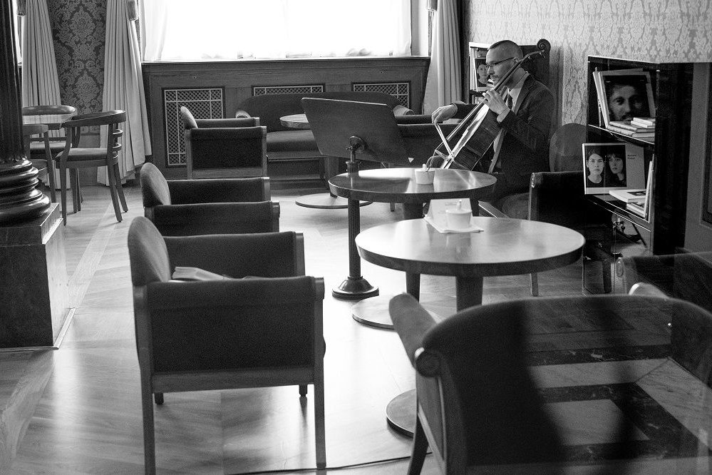 Violoncellista Jan Keller při natáčení v kavárně