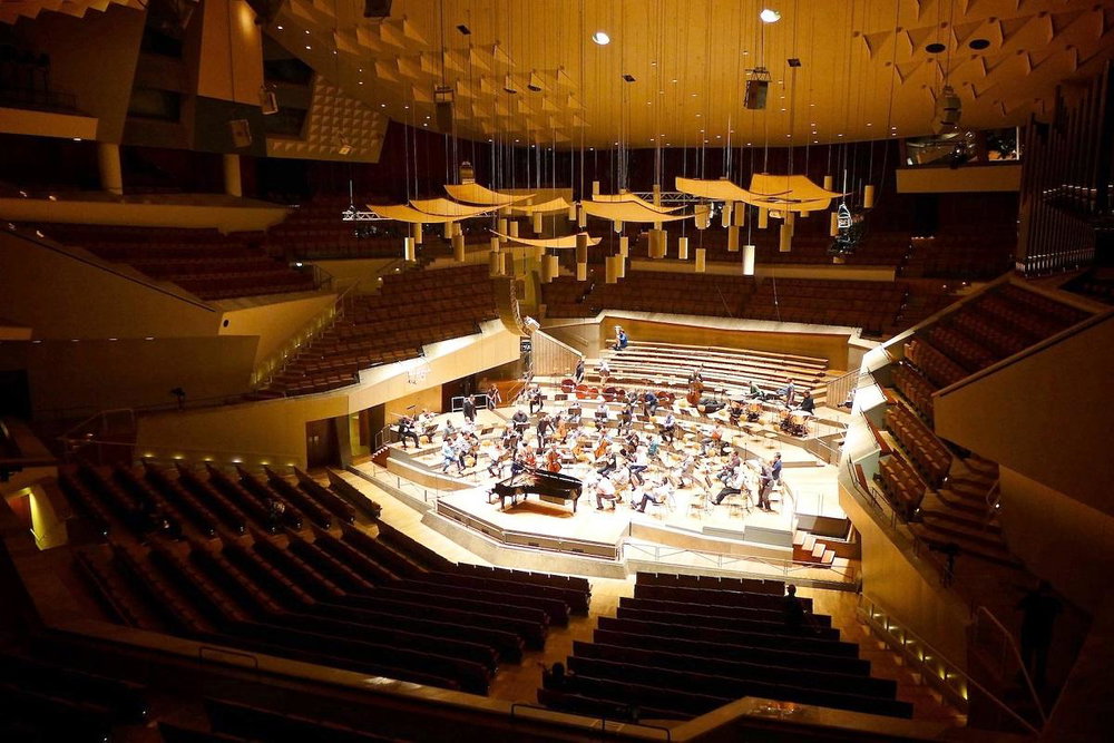 Hlavní sál berlínské filharmonie s centrálním uspořádáním sedadel