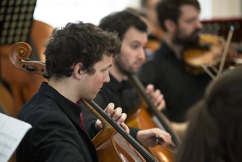 Členové Orchestrální akademie při koncertech