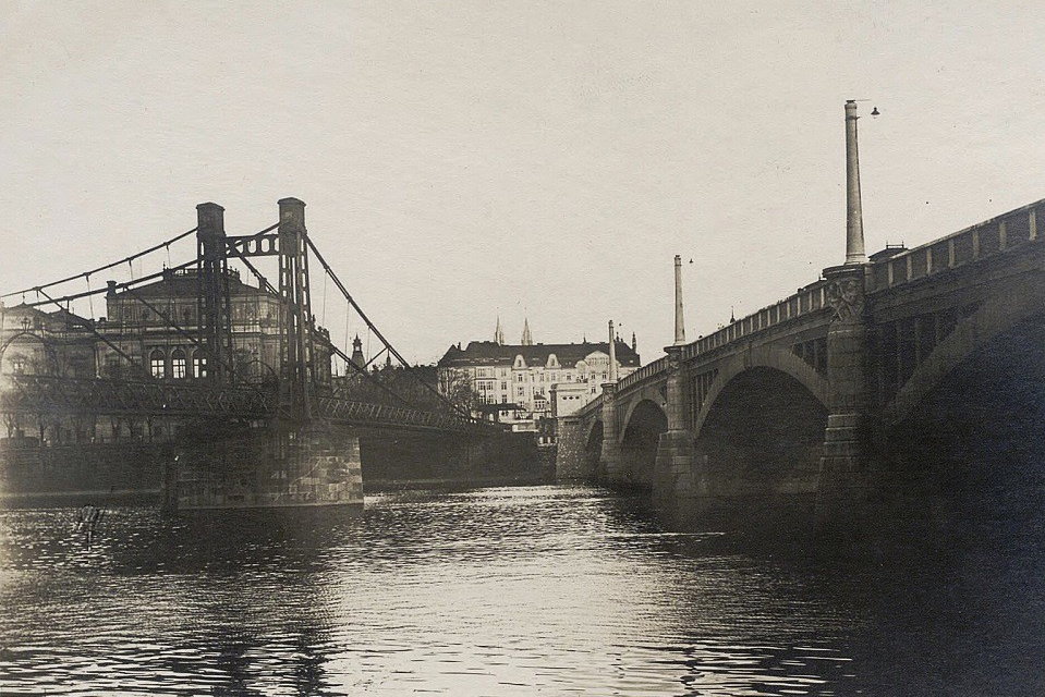 V březnu 1914 sloužily Rudolfova lávka i Mánesův most společně