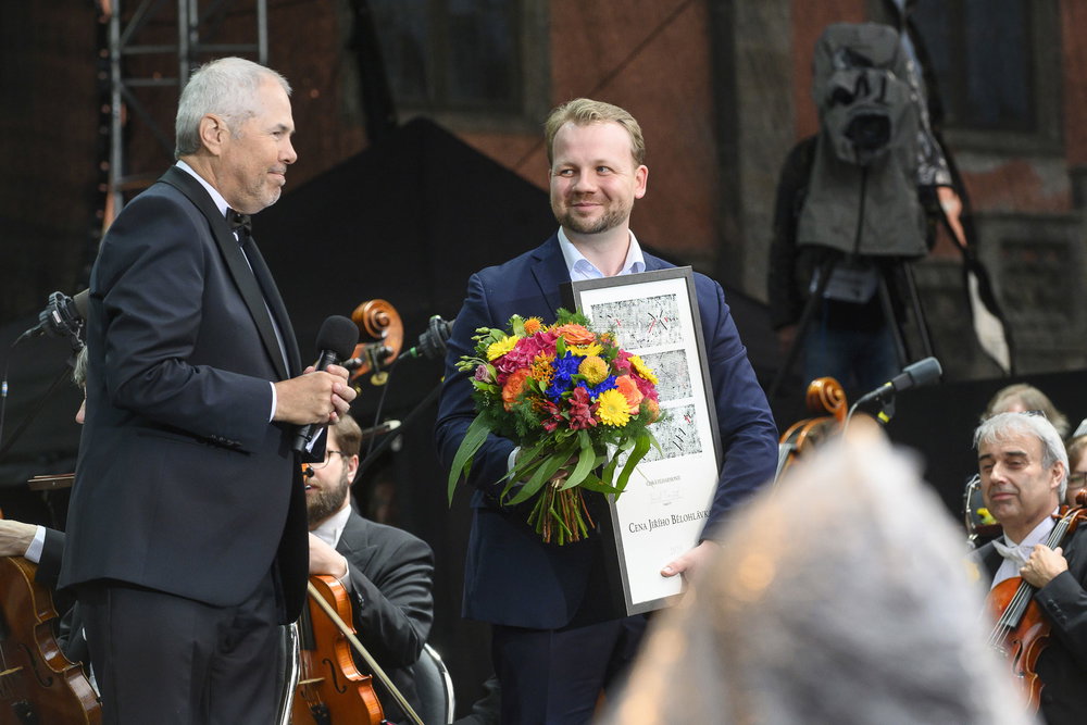 Robert Kružík přebírající Cenu Jiřího Bělohlávka