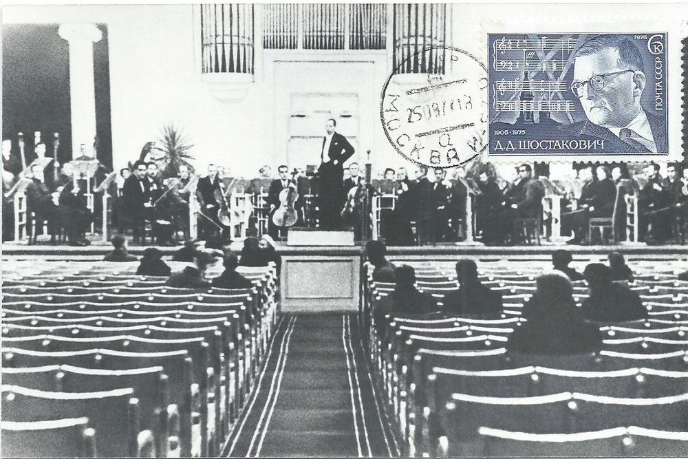 Pohlednice s fotografií generální zkoušky Leningradské symfonie s dirigentem Karlem Eliasbergem v obléhaném Leningradu, srpen 1942.