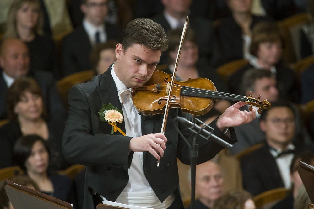 Obnovená tradice živých květů v klopě fraku dává slavnostní punc mimořádným koncertům České filharmonie