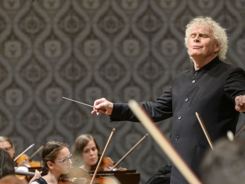 Ilustrační obrázek článku 'Tři programy plné hudby. Rezident České filharmonie Simon Rattle preferuje dlouhodobé vztahy'
