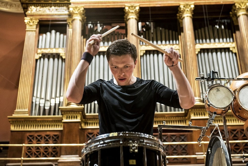 Martin Grubinger s Peterem Eötvösem a Českou filharmonií v roce 2016