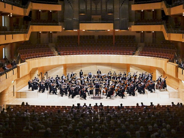 Ilustrační obrázek článku 'Česká filharmonie zpět na cestách: Evropské turné ve znamení rezidencí a české hudby'