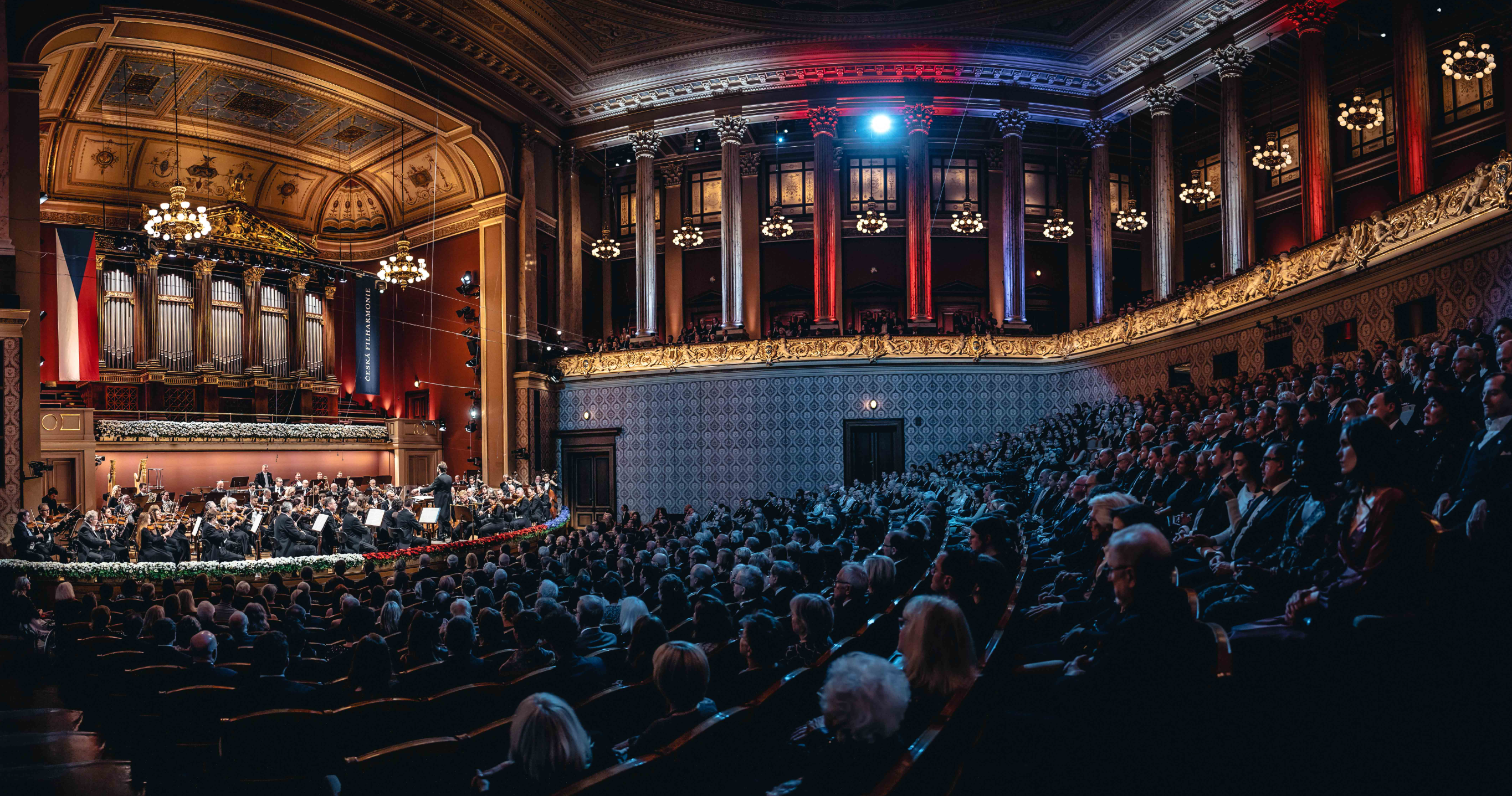 Diváci v koncertním sále Rudolfina během koncertu České filharmonie – ilustrační fotografie k nabídce koncertních řad