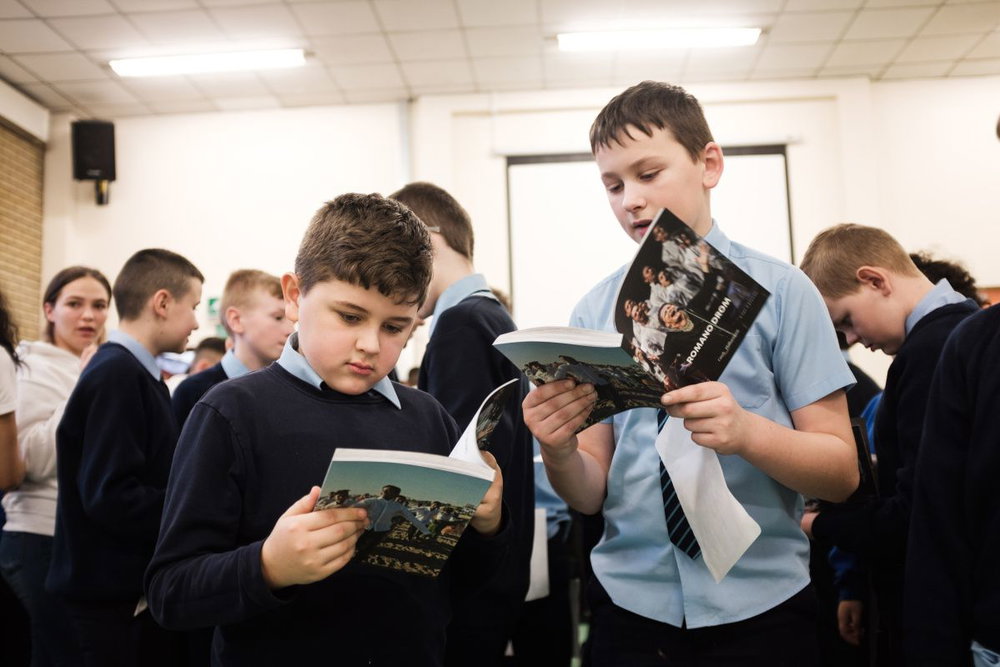 Školáci z&nbsp;Belfastu dostávají na&nbsp;památku knížku Romano drom, která mapuje společnou cestu Čhavorenge a&nbsp;České filharmonie od&nbsp;počátku až&nbsp;dodnes