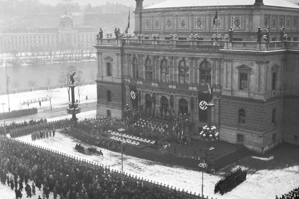 Smuteční tryzna za oběti spojeneckého leteckého útoku na Prahu ze 14. února 1945, která se konala 18. února před Rudolfinem na Mozartově náměstí.