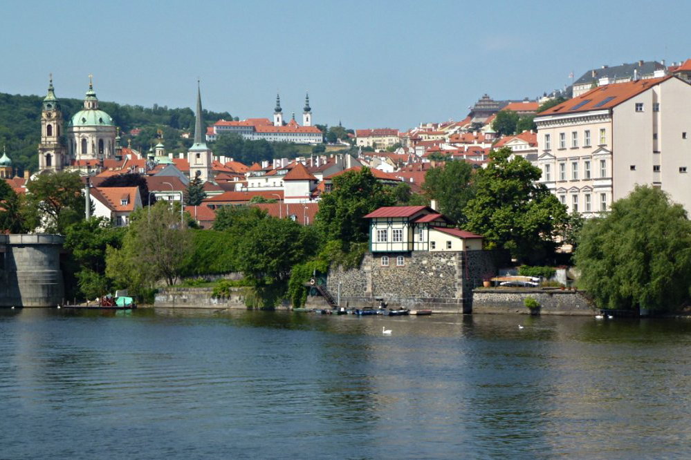 Hrázděný domek na Kosárkově nábřeží v Praze, pohled od Rudolfina
