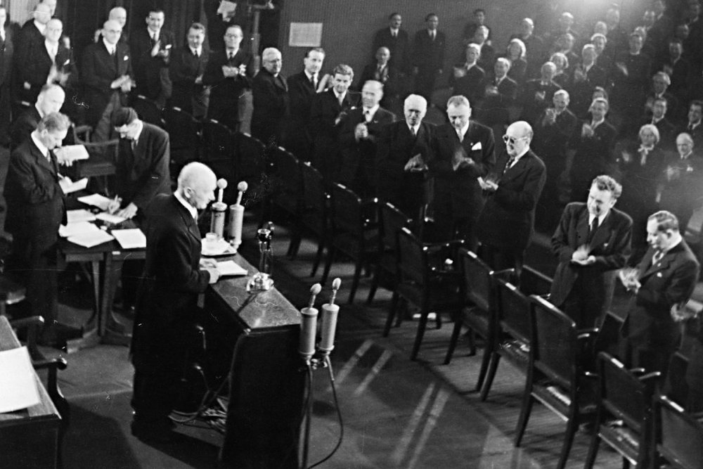 Slavnostní zasedání parlamentu 28. října 1945