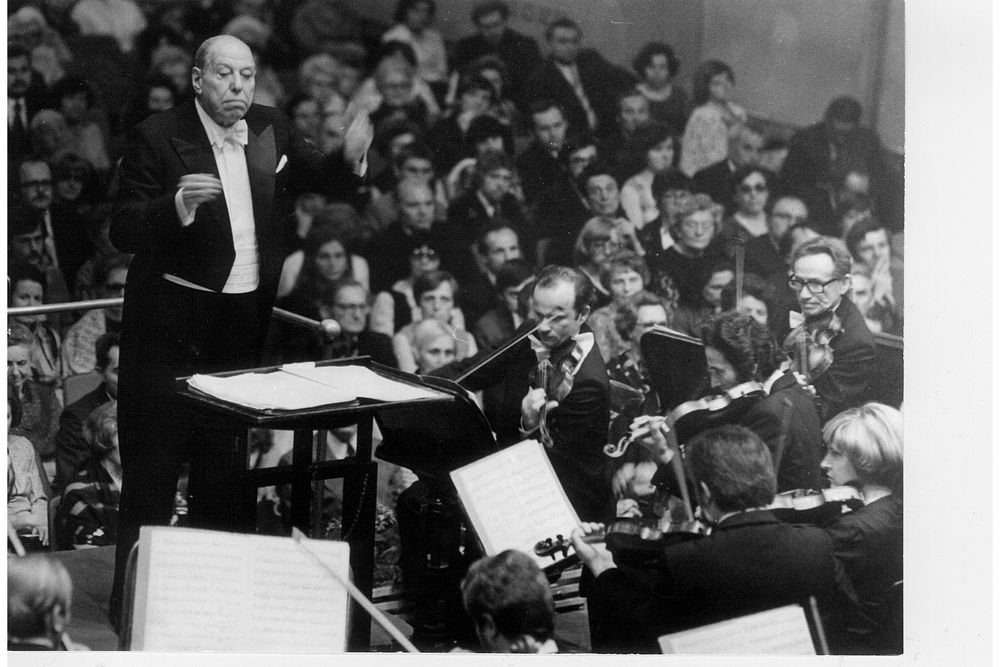 Lovro von Matačić řídí jako první zahraniční dirigent v historii Pražského jara v roce 1984 Smetanovu Mou vlast s Českou filharmonií.