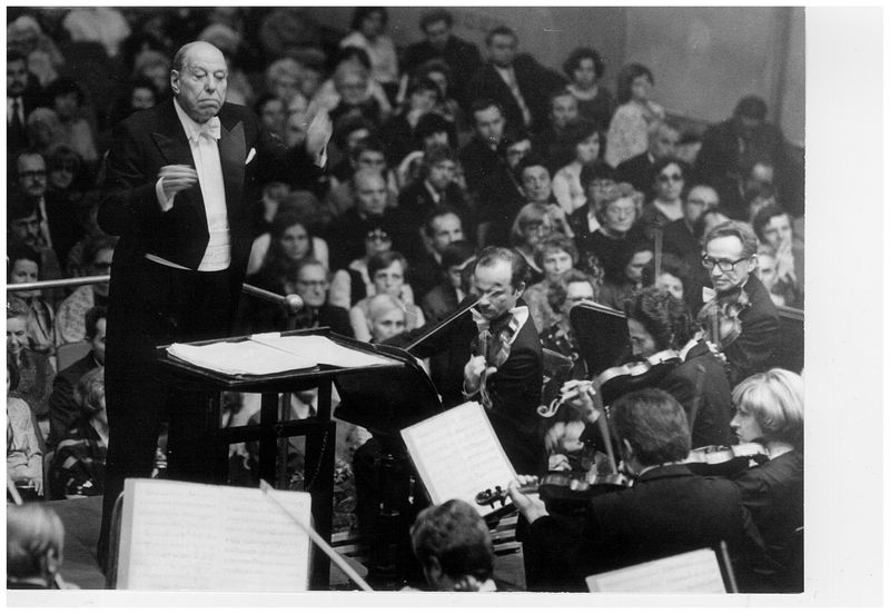 Lovro von Matačić řídí jako první zahraniční dirigent v historii Pražského jara v roce 1984 Smetanovu Mou vlast s Českou filharmonií.