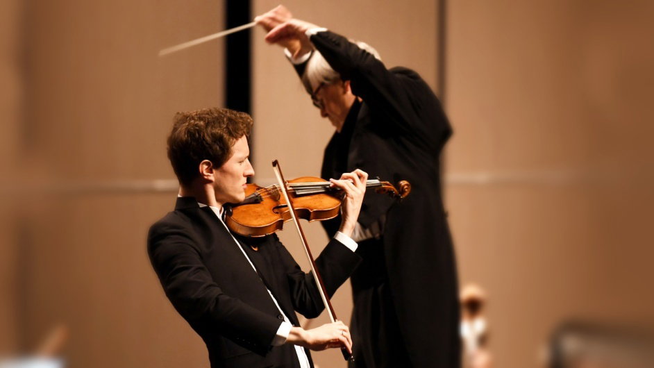Dirigent Petr Altrichter a houslový virtuos Josef Špaček