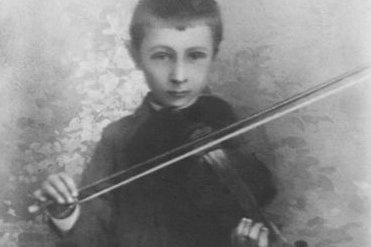 Bohuslav Martinů v šesti nebo sedmi letech při hře na housle v Poličce