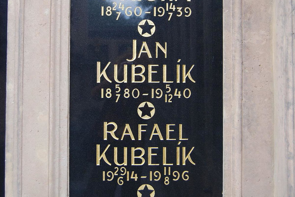 Hrob Rafaela a Jana Kubelíkových a Alfonse Muchy