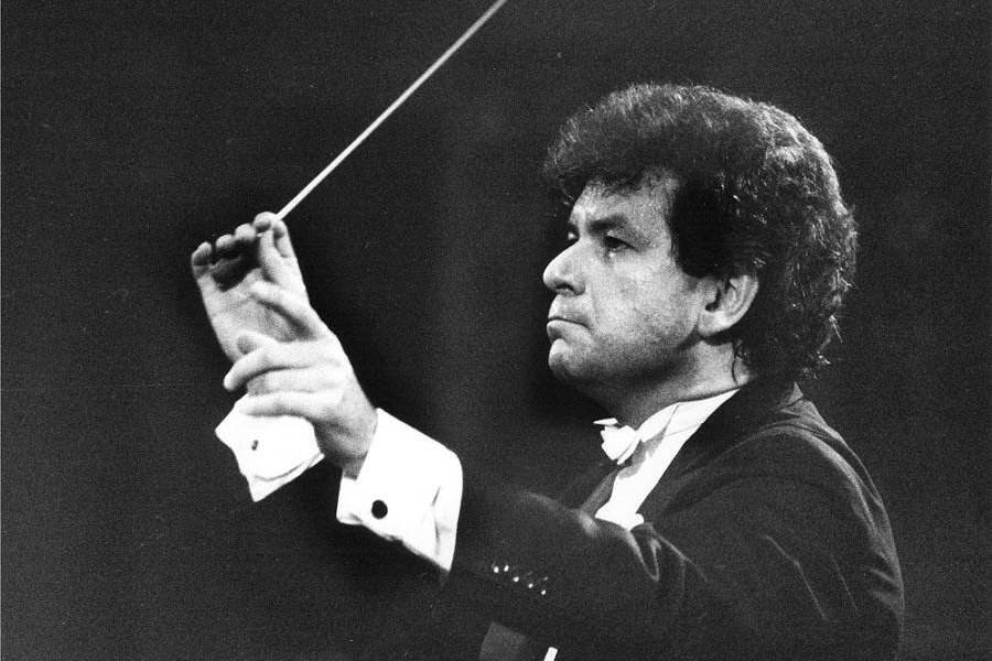 Jiří Bělohlávek řídí koncert Pražského jara v květnu 1990