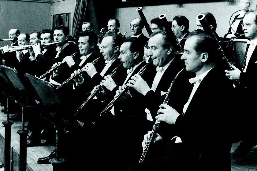 V éře 60. let dominovaly v orchestru úzké motýlky