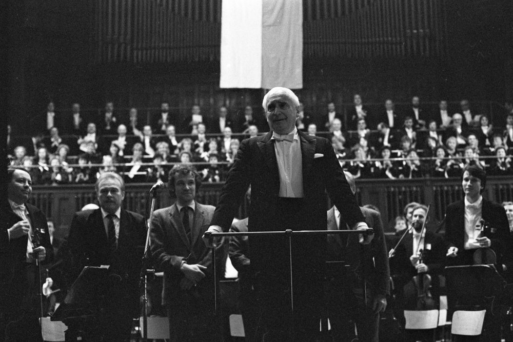 Václav Neumann, v pozadí herec Luděk Munzar