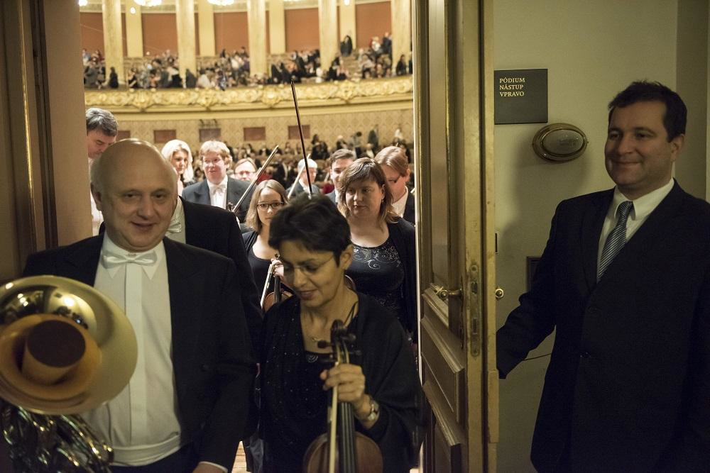 Dveře se otevírají a orchestr vchází... zde tedy odchází