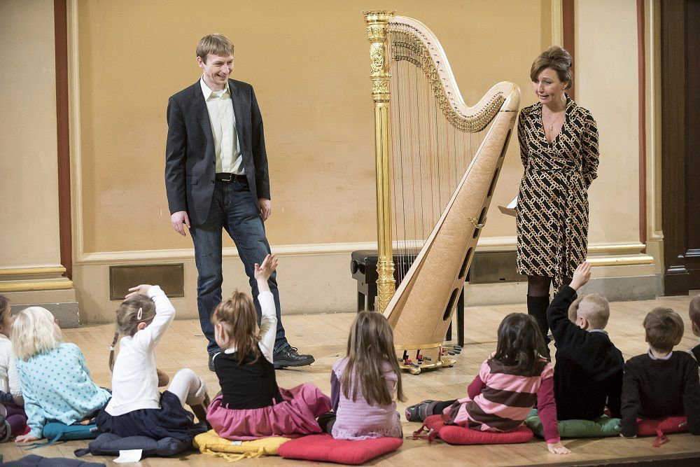 Jana Boušková v&nbsp;edukačním programu Rudolfinek – Hravá harfa