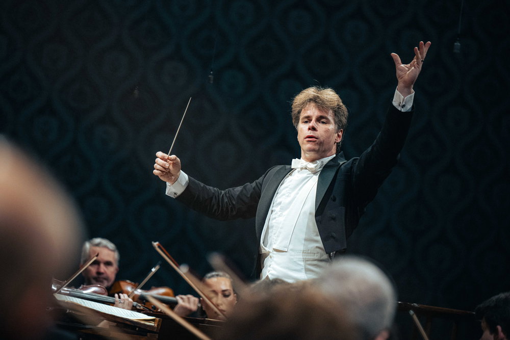 Šéfdirigent a hudební ředitel od sezony 2028/2029 Jakub Hrůša