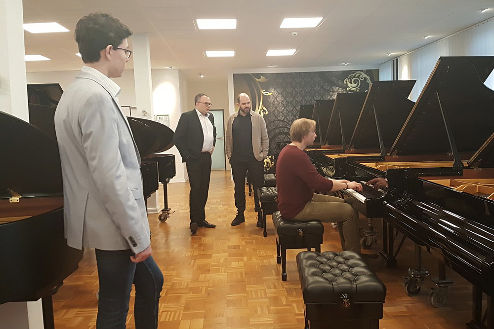 Generální ředitel ČF David Mareček a Kirill Gerstein naslouchají hře Iva Kahánka. V popředí  Hans-Heinrich Schalkowski, senior manažer prodeje