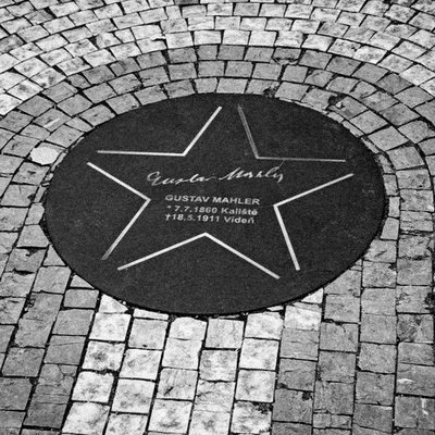 8. Pamětní deska na Mánesově mostě