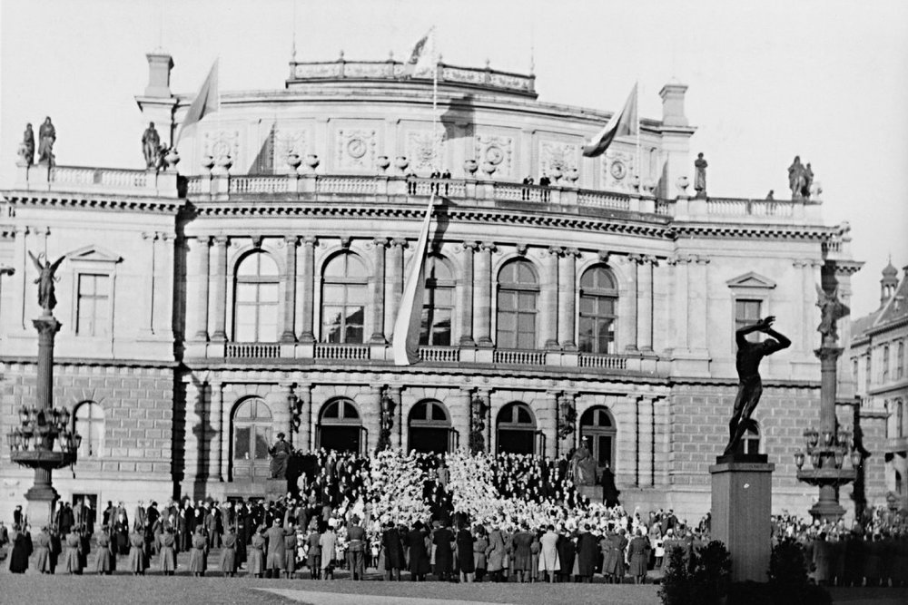 Slavnostní zasedání parlamentu 28. října 1945