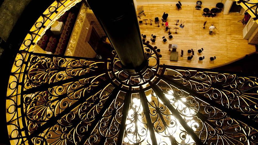 Rudolfinum - pohled z půdy budovy na pódium a hlediště Dvořákovy síně