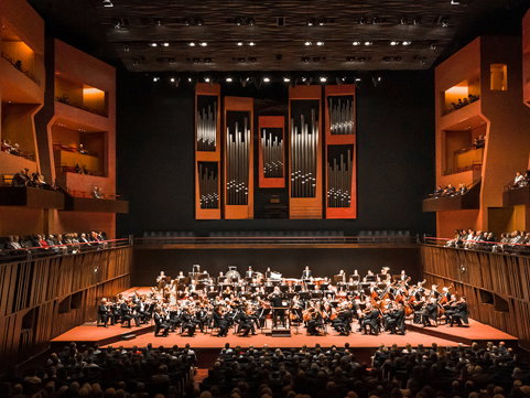 Ilustrační obrázek článku 'Vlaky, hotely, ovace a sedm koncertních sálů: Česká filharmonie zahrála Evropě'
