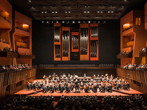 Vlaky, hotely, ovace a sedm koncertních sálů: Česká filharmonie zahrála Evropě