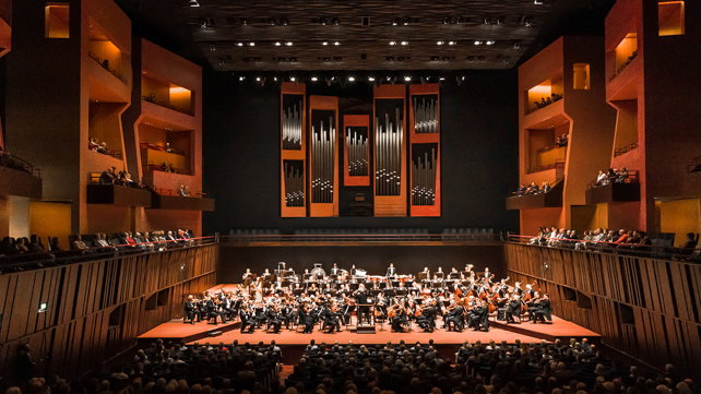 Vlaky, hotely, ovace a sedm koncertních sálů: Česká filharmonie zahrála Evropě