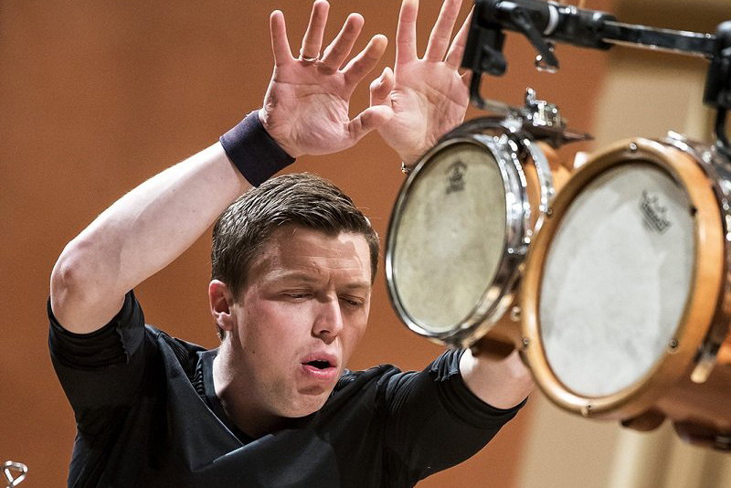 Martin Grubinger s Peterem Eötvösem a Českou filharmonií v roce 2016