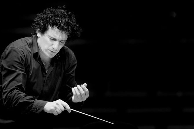 Debussyho operu Pelléas a Mélisanda upravil do podoby suity pro koncertní pódia přímo Alain Altinoglu. Dirigent i skladbu vybral pro svou premiéru u prvního českého orchestru.