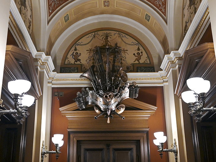 Spojení hudbou pokračuje. Rudolfinum vystavuje sochy z rozbitých hudebních nástrojů