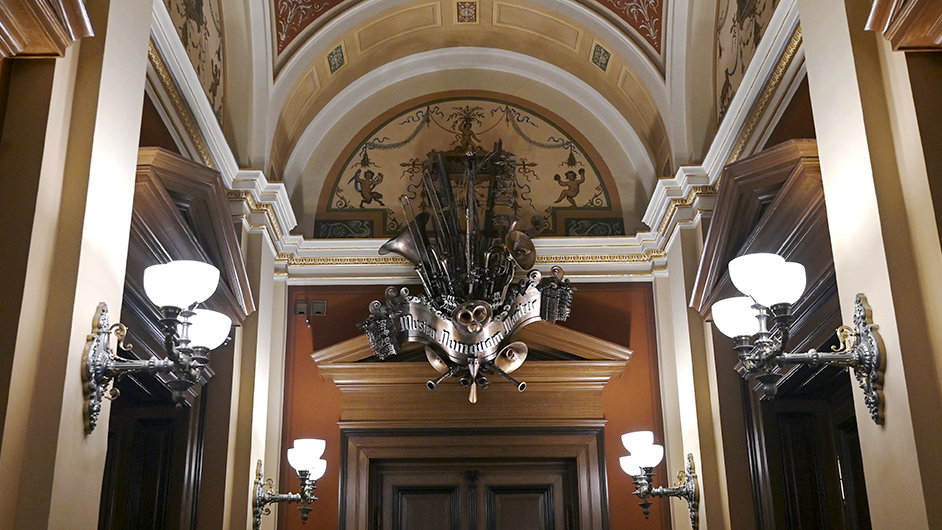 Spojení hudbou pokračuje. Rudolfinum vystavuje sochy z rozbitých hudebních nástrojů