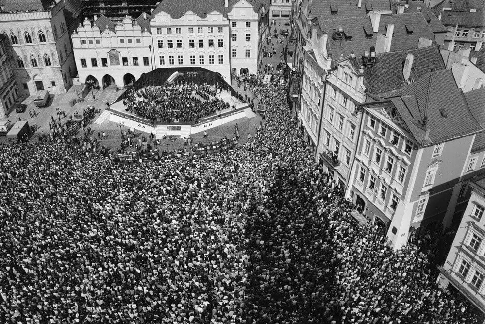 Davy přítomné na Koncertě vzájemného porozumění na Staroměstském náměstí v roce 1990