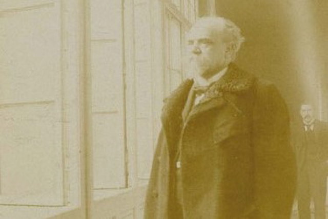 Dvořák na pavlači, v pozadí Josef Suk