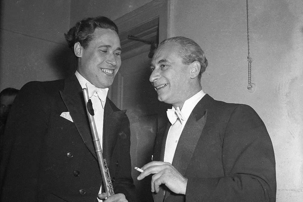 Karel Ančerl s&nbsp;flétnistou Alexanderem Kornějevem, 20.&nbsp;květen 1954, Smetanova síň Obecního domu