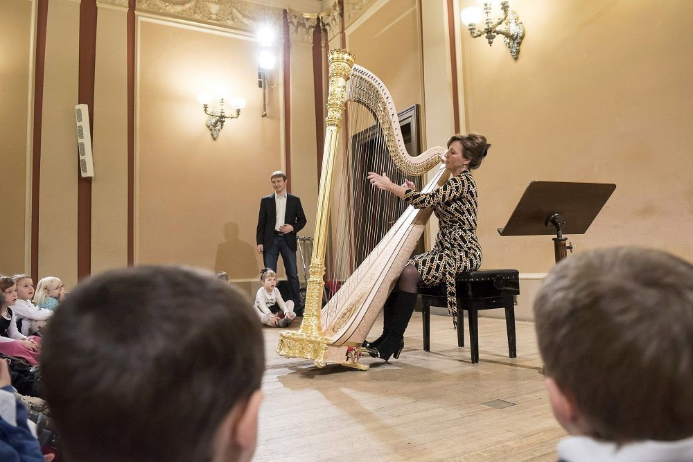 Jana Boušková ve edukačním programu Rudolfinek – Hravá harfa